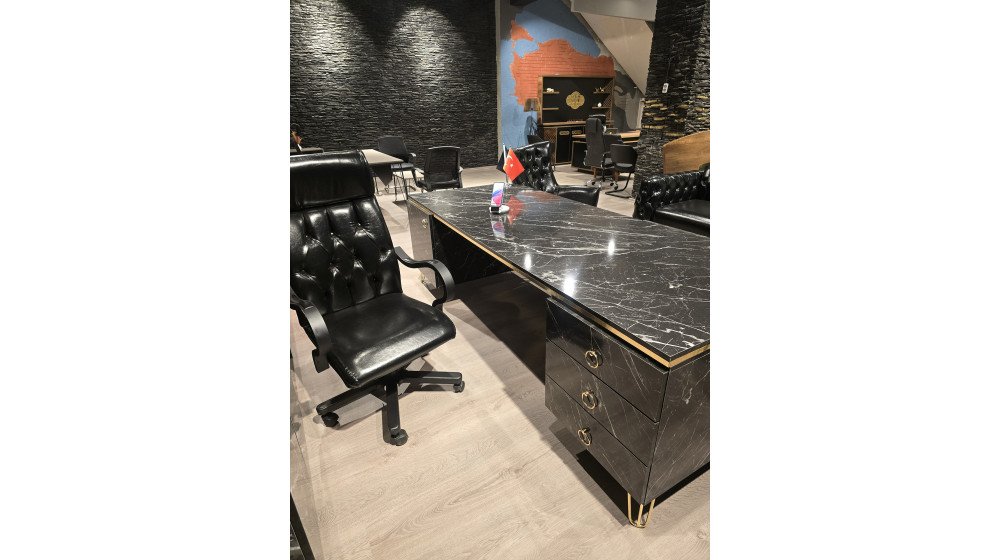 Siyah mermer desenli ve parlak altın metal detaylı Ultra Lüks yönetici masa takımı, kapitoneli Chester deri koltuklar ile birlikte lüks ofis ortamında sergileniyor.